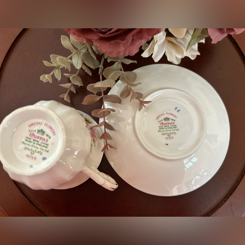 Vintage Queen’s Fine Bone China Teacup & Saucer | Aster Floral - Picture 4 of 5